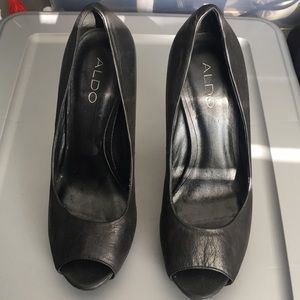 ALDO MODERN PLATFORM WITH WOODEN HEEL!